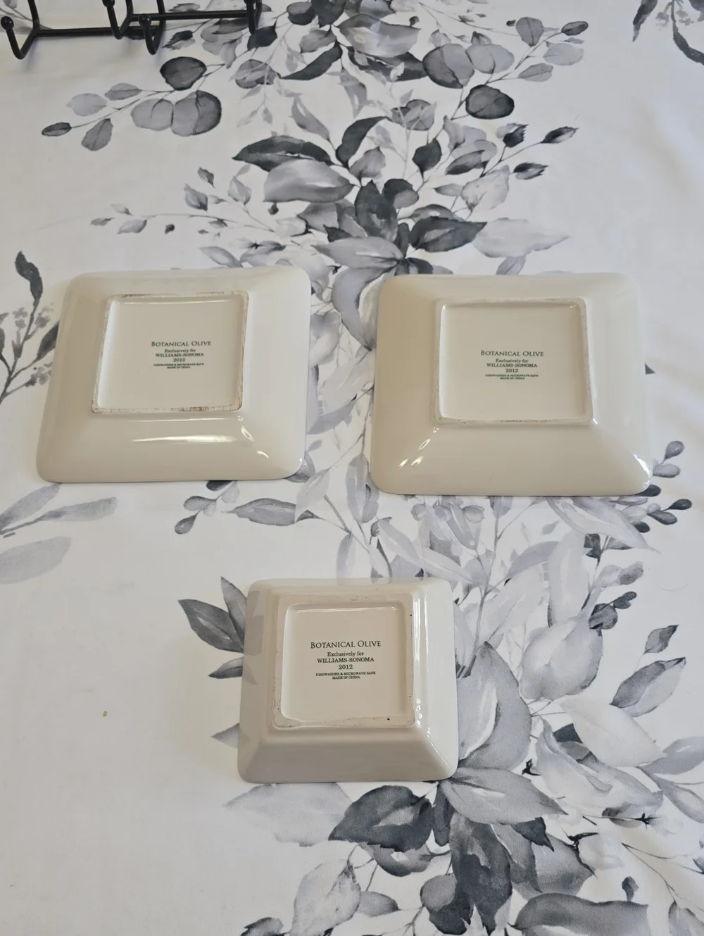 Williams Sonoma Set Of 3 Botanical Olive Dessert Plates & Dipping Bowl